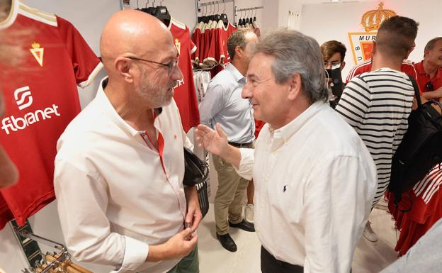 Agustín Ramos and Manolo Molina, at the inauguration of the official Real Murcia store. 