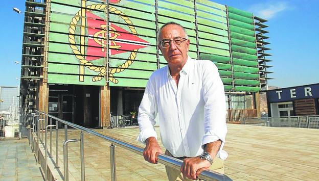 El expresidente del Real Club de Regatas invita «a dirigir la travesía hacia mares en calma»