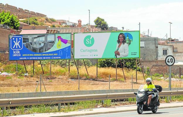 Castejón lanza su precampaña con cinco vallas publicitarias en Cartagena