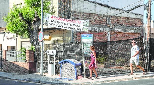 Crecen las quejas por la suciedad y la falta de mantenimiento en la rambla de Canteras en Cartagena