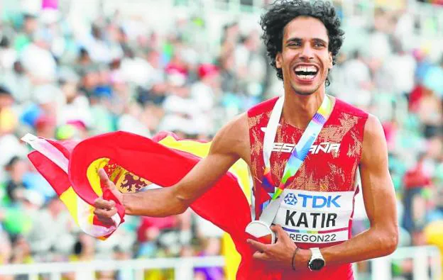 Katir from Muleño celebrates the bronze medal he won in the 1,500 at the World Championships in Eugene, on July 20. 