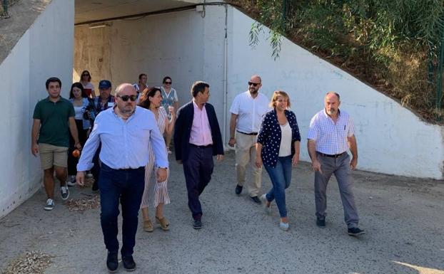 The Minister of Development and Infrastructure, José Ramón Díez de Revenga, and the Mayor of Cartagena, Noelia Arroyo, during the meeting with the residents of Alumbres.