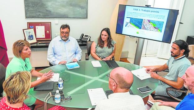 Estudian las mejores vías para retirar los fangos y secos en el sur del Mar Menor