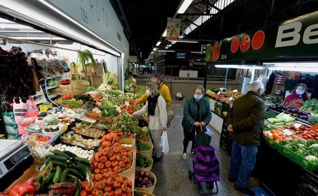 Several customers shop at the Verónicas Market in Murcia, in a file image. 