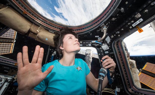 Astronaut Samantha Cristoforetti gives the Vulcan salute in tribute to Leonard Nimoy on his death. 