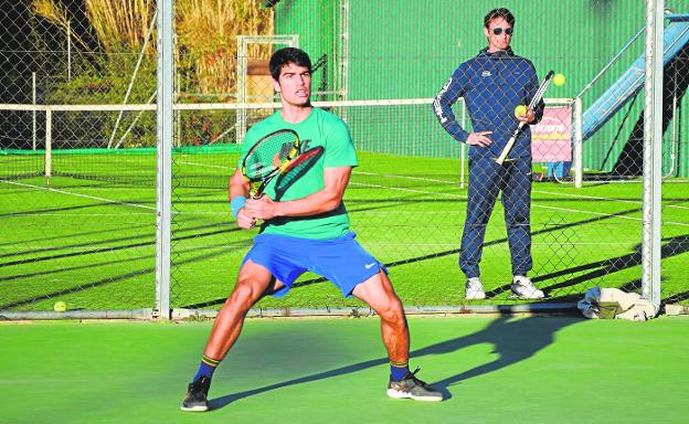 Carlos Alcaraz trains in Villena on a hard court;  behind, Juan Carlos Ferrero. 