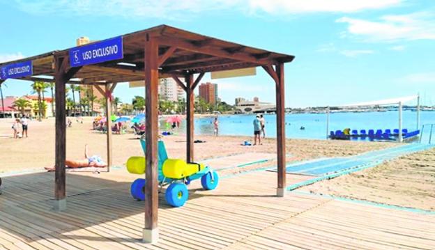 Aumentan las playas accesibles para personas con discapacidad en la Región de Murcia