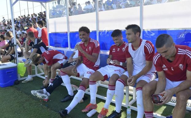 Pedro León, along with his teammates on the bench, before the start of the first half.