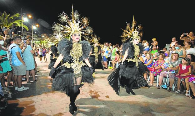 Las plumas del Carnaval visten de fantasía el verano de Mazarrón