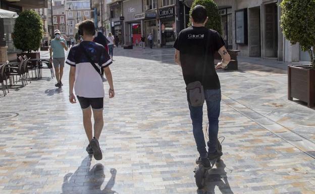 Una de cada tres multas a usuarios de patinetes eléctricos en Cartagena es por circular por zonas peatonales