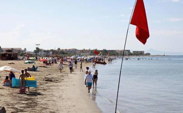 26 banderas amarillas y seis rojas en las playas de la Región de Murcia este miércoles