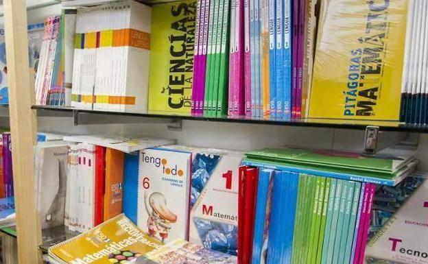 Los editores afirman que los libros estarán listos el nuevo curso a pesar de que la Región de Murcia no ha publicado los decretos