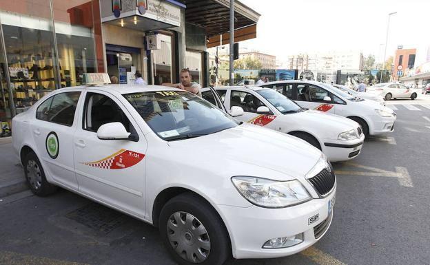Casi 250 de Murcia vecinos con discapacidad solicitan las ayudas del 'bonotaxi'