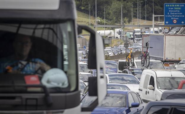 Los incendios en el sur de Francia bloquean a cientos de camiones