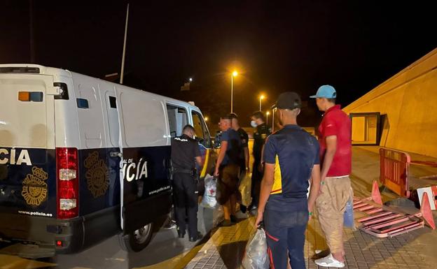Dos pateras traen a 16 inmigrantes y dos pilotos son detenidos tras una persecución en el mar