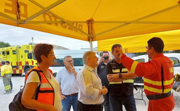 Vélez destaca la evolución «favorable» del incendio declarado en Jumilla