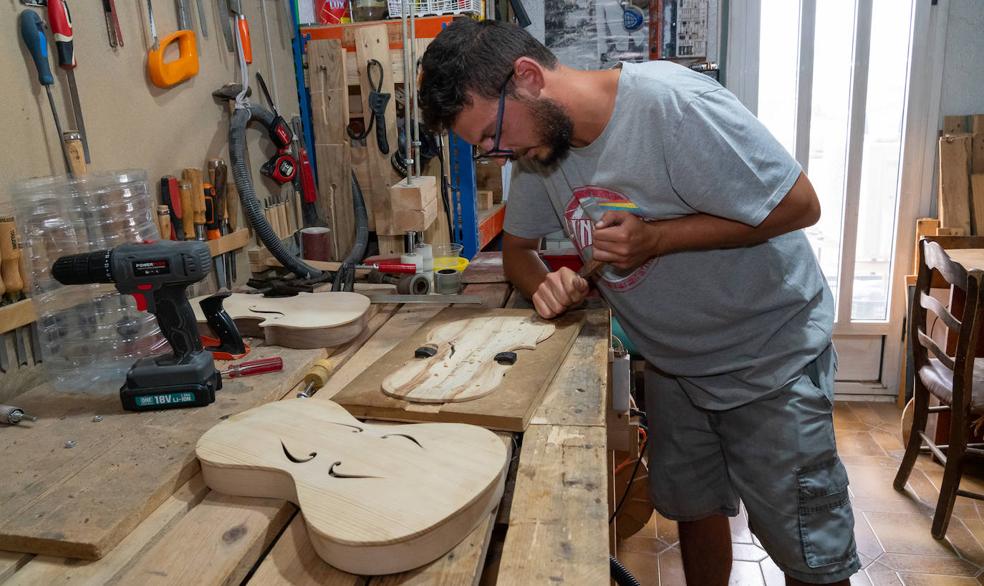 José Ángel Carrillo, el joven de Lorca que fabrica violines en sus ratos libres