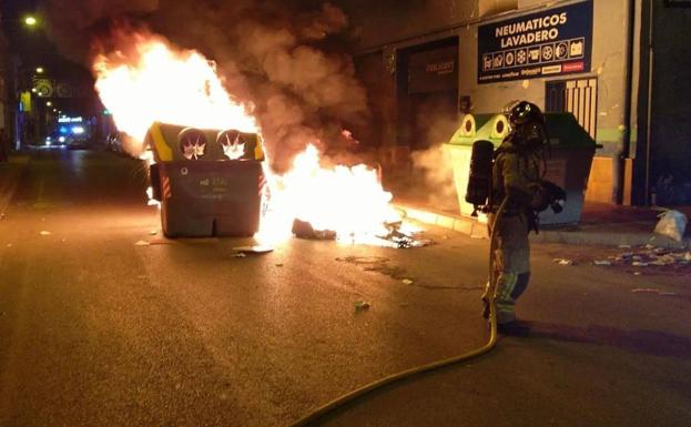 La Raya cierra sus fiestas con vandalismo y ataques a policía y bomberos