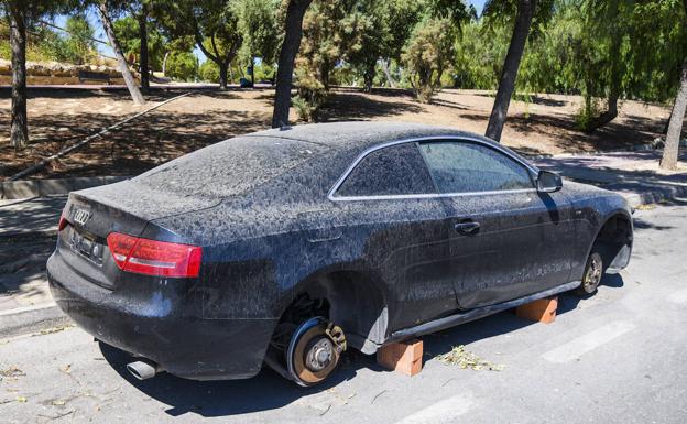 Vecinos de Espinardo denuncian el expolio de un coche abandonado en la calle durante semanas