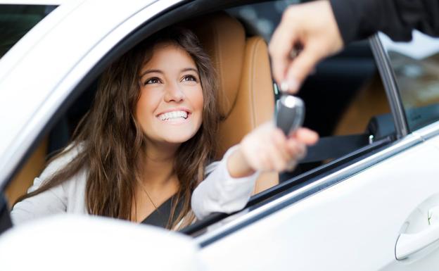 Así puedes comprobar si la compra de tu coche o moto de segunda mano es segura