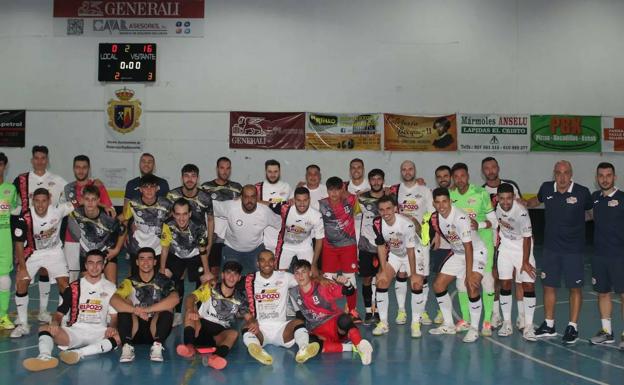 Family photo of the players from ElPozo Murcia and CD Peñarroya.