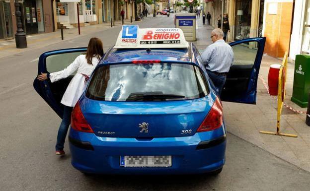 El truco para arreglar una abolladura del coche sin gastarte ni un euro