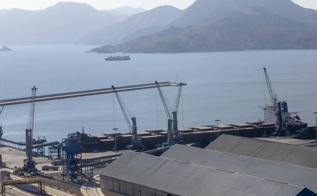 Atraca en el Puerto de Cartagena un granelero que carga con 120.000 toneladas de carbón