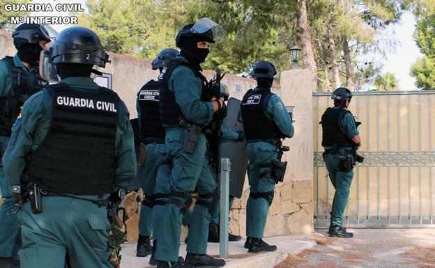 Desmantelado un taller ilegal de explosivos y un campo de tiro en una finca de Campos del Río