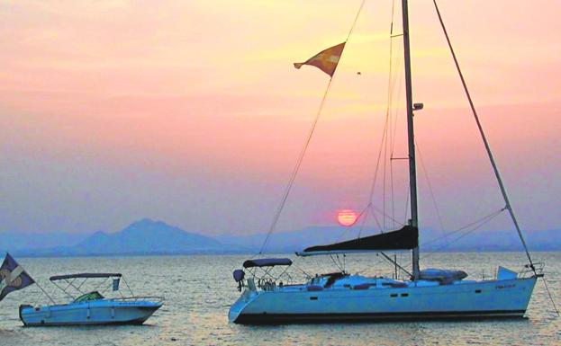 Surcando los mares: cinco paseos en barco por el litoral regional