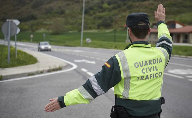 La multa de la DGT por no obedecer las órdenes de los agentes de Tráfico