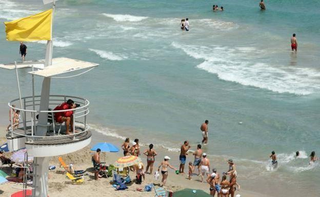 La Guardia Civil desvela el verdadero significado de la bandera amarilla en las playas