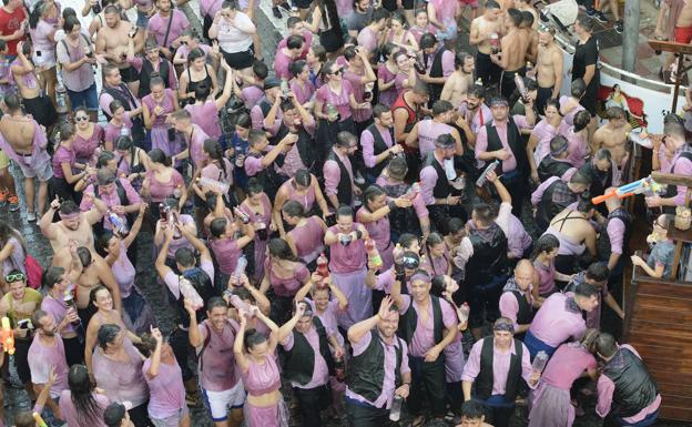 La Gran Cabalgata del Vino vuelve a teñir las calles de Jumilla de morado
