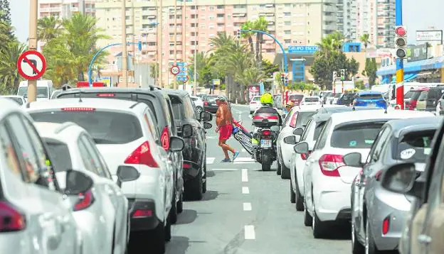 Intense traffic at the entrance of La Manga del Mar Menor during this summer. 