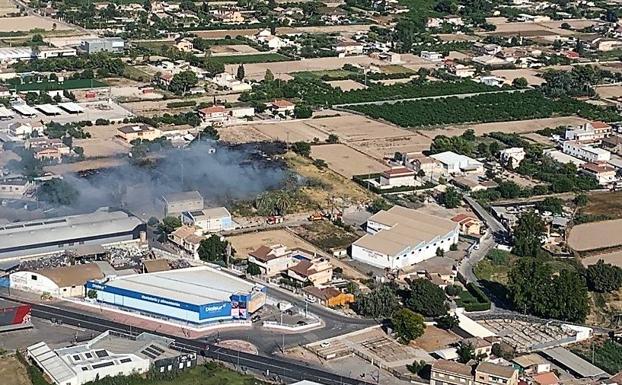 Medios aéreos y terrestres extinguen un incendio de cañas y matorral en Murcia