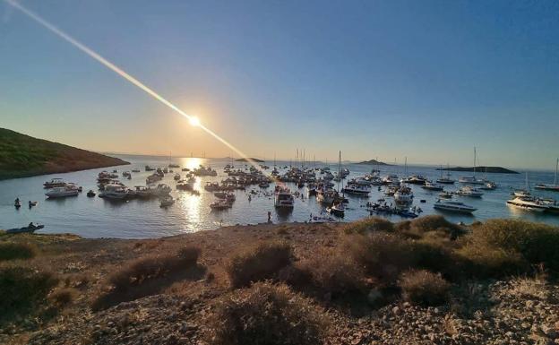 Investigan una concentración «ilegal» de barcos en una fiesta en el Mar Menor