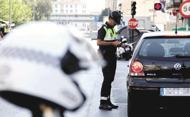 La multa de hasta 3.000 euros por llevar la música demasiado alta en el coche