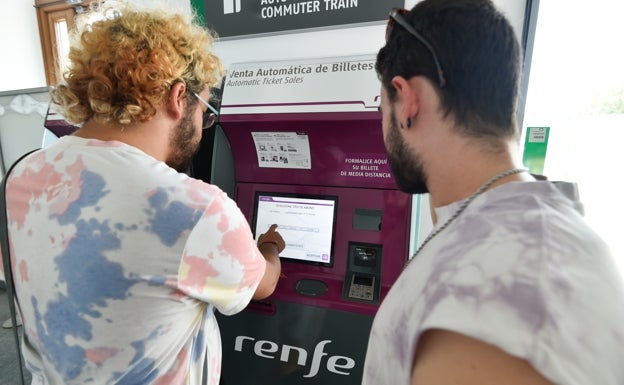 Los viajeros de la Región de Murcia reciben con satisfacción y dudas el estreno de los abonos gratuitos de Renfe