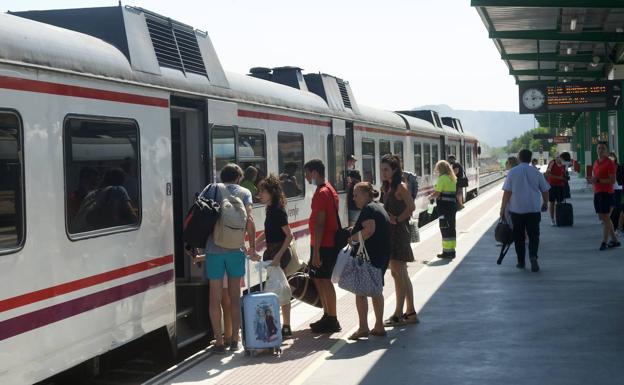 A group of travelers boards a Cercanías train at the Murcia station, in a file image. 