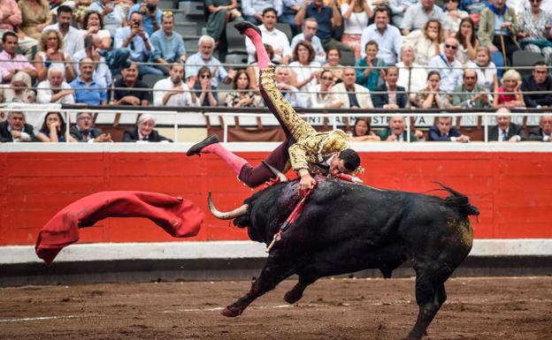 Ureña triunfa en Bilbao tras un gran susto