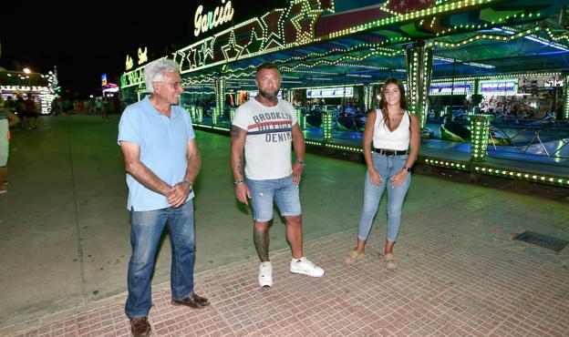 Los propietarios de atracciones ultiman los preparativos en La Fica: «Me he criado en una taquilla de la feria»