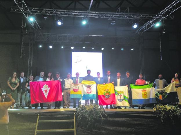 Las banderas del Valle de Ricote viajan a la Casa de Murcia en Barcelona