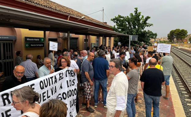 Más de 300 personas exigen en Hellín la continuidad de la línea de tren a Madrid por Cieza