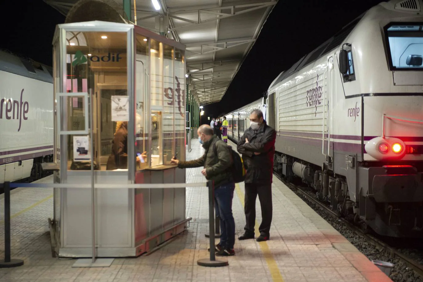 A passenger at a Renfe ticket office, in a file image.