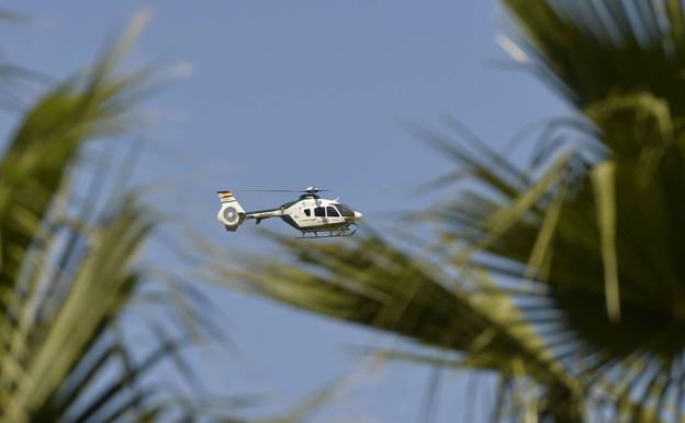 Un helicóptero de la Región de Murcia se incorpora a la búsqueda en aguas de Torrevieja de más cuerpos de la patera