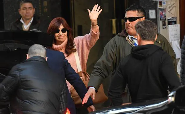 Cristina Fernández leaving her home this Friday. 
