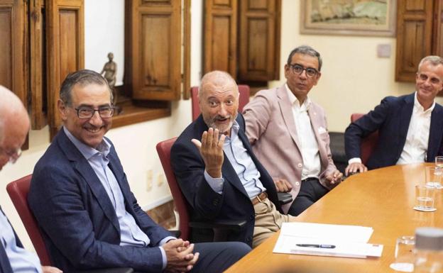 La cátedra Arturo Pérez-Reverte de la UMU coge impulso