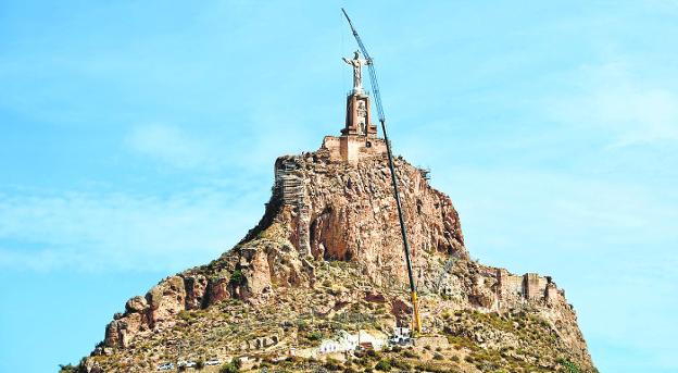 The crane, of more than 200 tons, installed since last August 22 at the foot of the Castle. 