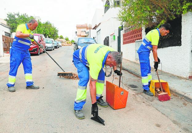 La comisión de fiestas de Los Puertos, en Cartagena, recupera más de mil euros gracias a tres barrenderos
