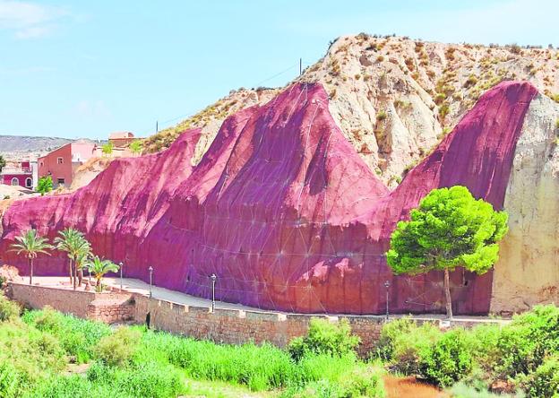 Refuerzan un talud en la travesía que va a la pedanía de Los Baños de Mula