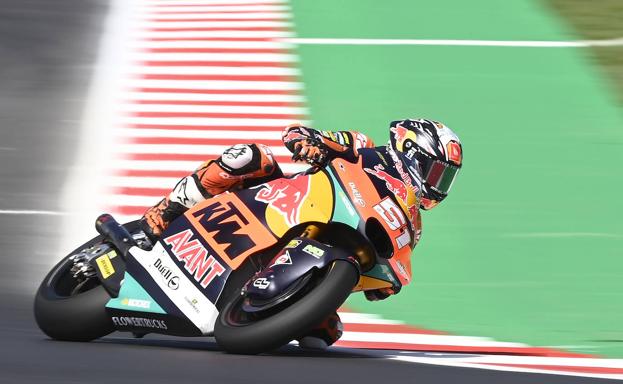 Pedro Acosta acaba sexto en Misano y Fermín Aldeguer abandona tras una caída